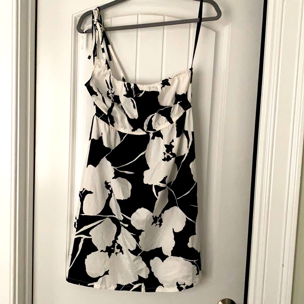 Super cute one shoulder Roxy dress